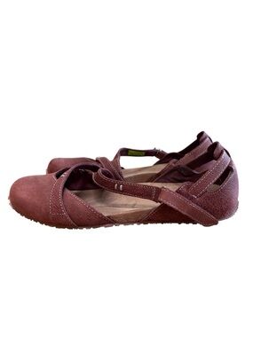 AHNU WOMENS CROSS STRAP MARY JANE FLATS MAUVE 7 NARROW